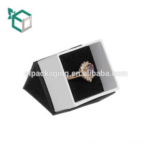 Elegante caja de anillo de papel blanco con cinta